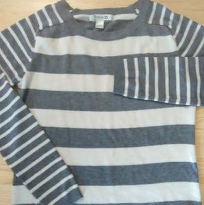 4/$30 F21 grey & white striped sweater size L